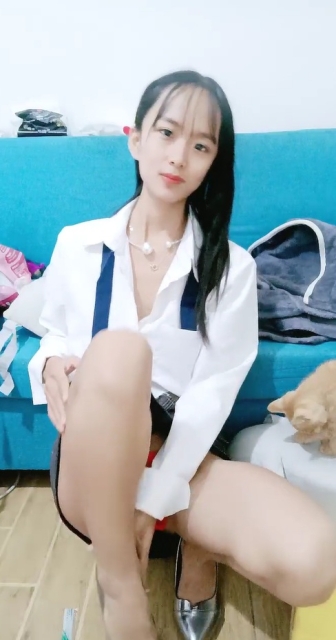 小骚货居家和男友操逼，苗条身材，撩起裙子就是操，特写视角美臀猛坐，打桩机操的语无伦次，浪叫呻吟不断