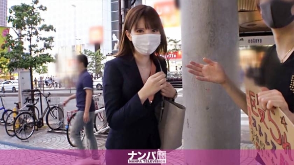 认真搭讪，首次拍摄。保险女业务员欲火难耐！撕破丝袜性爱发泄，纤细身体不断颤抖、反复高潮！