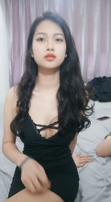 身材一流大波浪美妞！撩下包臀裙磨蹭奶子，掰开紧致小穴，主动骑乘抽插，操的大奶子晃动
