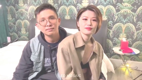 绿帽老公带着年轻的漂亮老婆参加淫乱的4P聚会❤️一女战三男完美露脸
