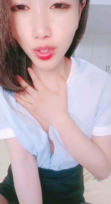 包臀裙甜美小骚货，大战头套男，按着头深喉插嘴，无毛粉穴骑乘打桩，持续输出搞得太爽