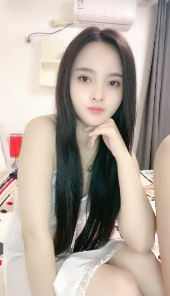 胖哥哥双飞大战表姐表妹，颜值爆表花样百出，一会就缴枪了，姐姐还要自己自慰