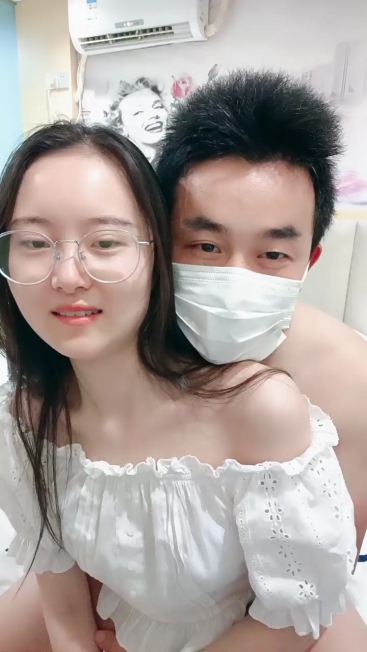 有点小羞涩眼镜妹子，酒店开房啪啪露脸口交卖力口，无套操蜜穴