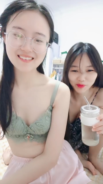 清纯眼镜小妹来袭 ！和闺蜜一起双女秀！浴室洗澡互摸奶子  骑在身上大白美臀 连体网袜振动棒插穴