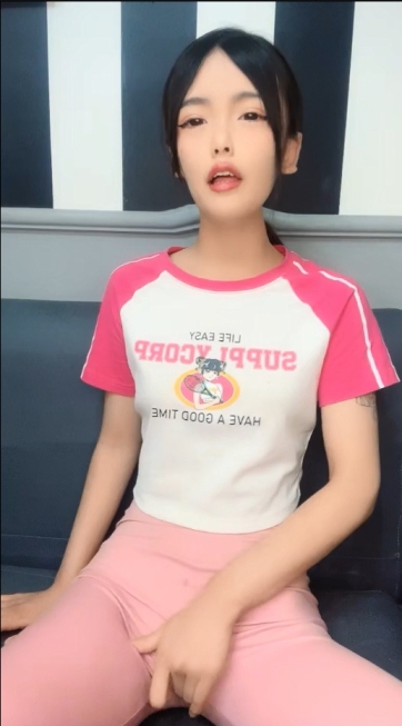【哥哥的小女孩】03后的小萝莉  这么嫩的小妹妹不常见 蜜桃臀配上粉嫩鲍鱼满分