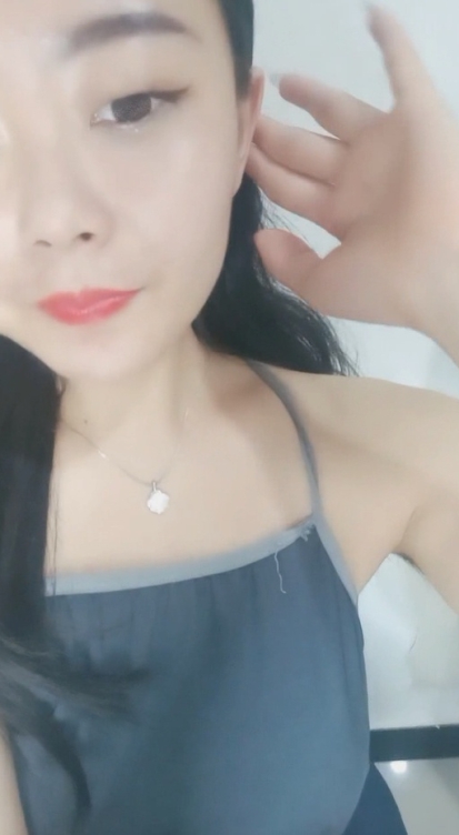 专攻品质靓女少妇有技术 舔马眼啪啪~这厮的袜可以身材好腿不错 喜欢这黑丝撕破的黑丝还是性感